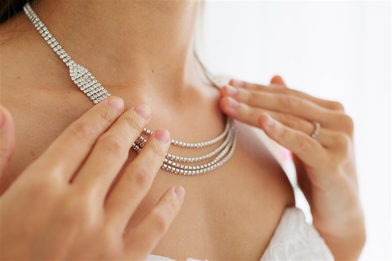 The Art of Gifting: How to Choose the Right Jewelry for Mother’s Day